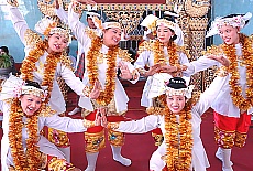 Burmese dancing girls in Sule Pagoda