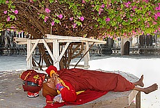 Monk beim Nickerchen im Ananda Temple in Bagan