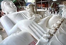 Marmorstatuen im Handwerkerviertel in Mandalay