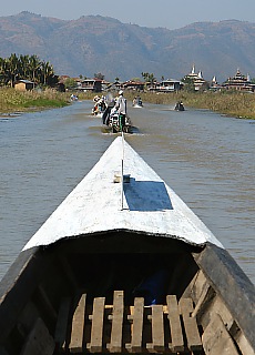 Reger Verkehr auf dem Kanal nach Ywama