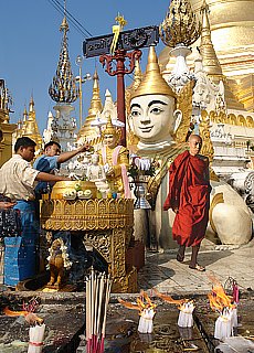 Opferzeremonie in der Shwedagon Pagode