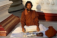 Meditation in der Shwedagon Pagode