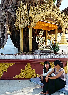 Smalltalk in Shwedagon Pagoda