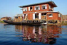 Holzhaus der Intha im Inle See