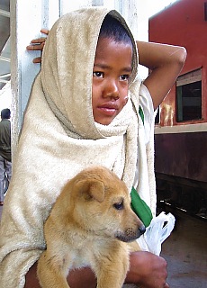 Armes Kind am Bahnhof in Pyin Oo Lwin