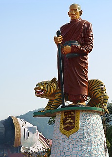 Giant reclining Buddha in Mudon