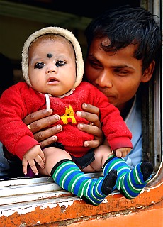 Stolzer indischer Vater mit Tochter