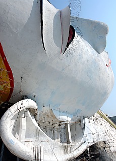 Giant reclining Buddha in Mudon