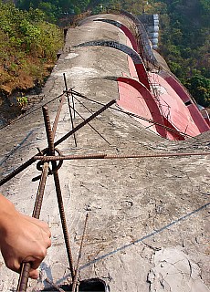 Auf dem Rcken des riesigen Buddha in Mudon