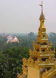 Blick von der Mahazedi Pagode auf Bago