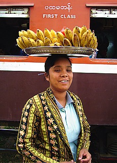 Bananenhndlerin am Zug zum Gokteik Viadukt
