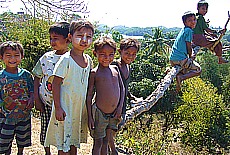 Funny kids in Mrauk U