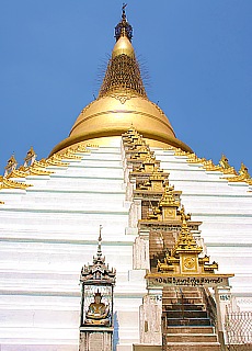 Blick auf die steile Treppe der Mahazedi Pagode in Bago