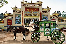 Kutsche vor dem chinesischen Tempel in Pyin Oo Lwin