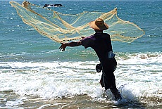Fischer wirft sein Netz aus