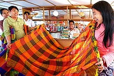 Lustige Hndlerinnen auf dem Schiff nach Mandalay