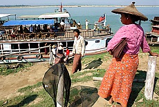 Im Hafen von Mandalay Schiff nach Mingun