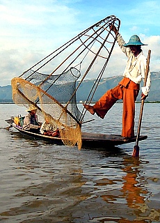 Mono leg sculler on Lake Inle