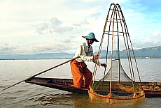 Mono leg sculler on Lake Inle