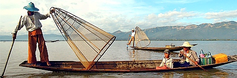 Mono leg sculler on Lake Inle