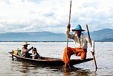 Mono leg sculler on Lake Inle