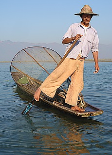 Mono leg sculler on lake Inle