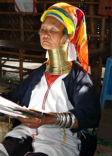 Giraffenhalsfrauen am Inle See