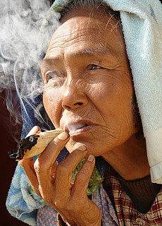 Cherrots rauchend Dame