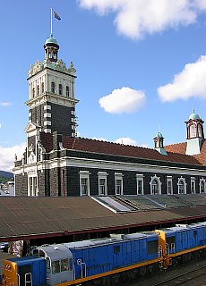 Olarforms in the railway station of Dunedin