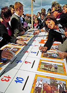 Tombola at bull race in Muensing