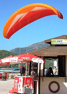 Dangerous landing close to a kiosk