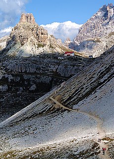 Hiking path to Tre Cime hut