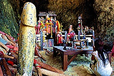 Opfergaben in der Phranang Cave