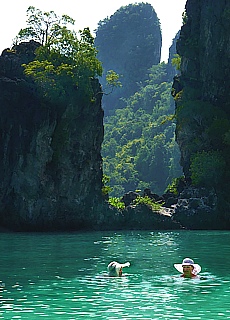 Turquoise blue sea on Ko Hong Island