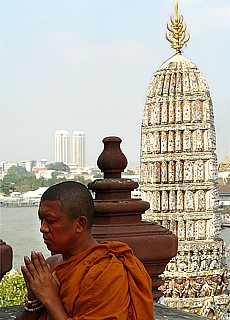 Meditierender Monk auf dem Wat Arun