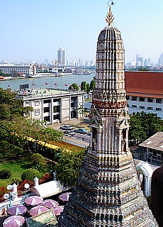 Skyline von Bangkok auf der oberen Plattform des Wat Arun