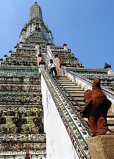 steep stairs upto Wat Arun