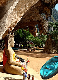 Hhleneingang mit Buddhas zur Paddelboottour im Khao Sok Nationalpark