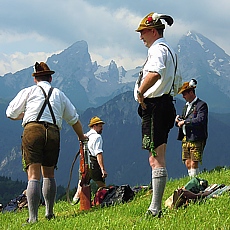 Berchtesgadener Böllerschützen in Lederhosen am Watzmann