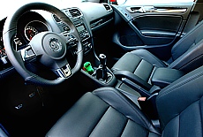 Cockpit of the VW Golf GTD with leather interior