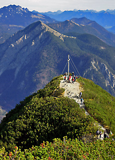 View from Herzogstand to the summit cross of Martinskopf