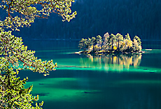 Kleine bewaldete Inseln im Eibsee