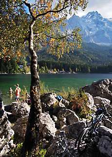 Baden im Eibsee unterhalb der Zugspitze