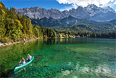 Kanu Sport auf dem Eibsee unterhalb der Zugspitze